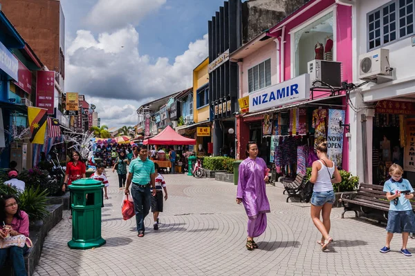 马来西亚库庆市中心一条街道上的人和商店 — 图库照片