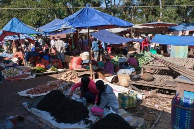 Inle Gölü yakınlarındaki bir kasabada geleneksel bir Birmanya hafta sonu pazarı. Myanmar, Aralık 2011.