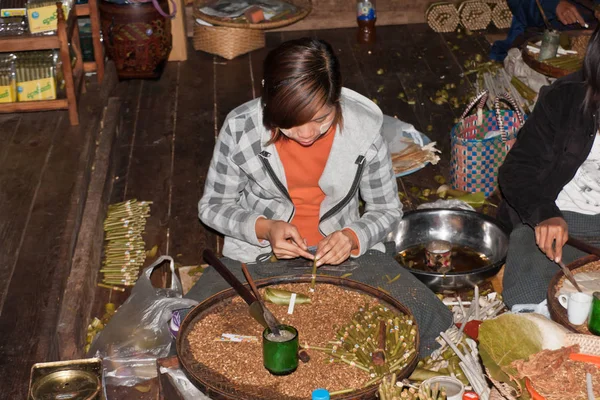 Una Joven Birmana Haciendo Cigarros — Foto de Stock