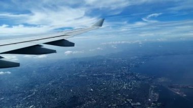 Manila kentsel kümelenme nin inen uçağın penceresinden bir görünümü