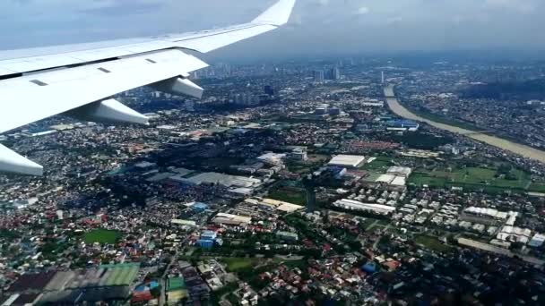 从下降飞机的窗口到马尼拉的鸟瞰图 — 图库视频影像