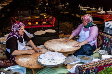 Geleneksel gözleme ve lavaş yapan iki Türk kadını