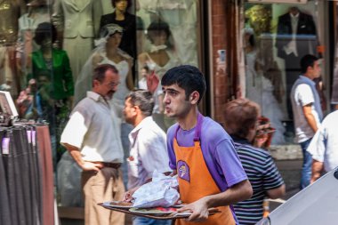 Siparişe göre yiyecek dağıtan genç bir adam.