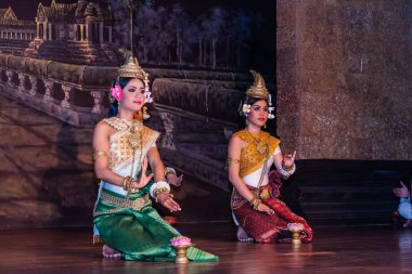 Geleneksel Khmer dansçılar Siem Reap, Kamboçya gösteri sırasında gerçekleştirmek