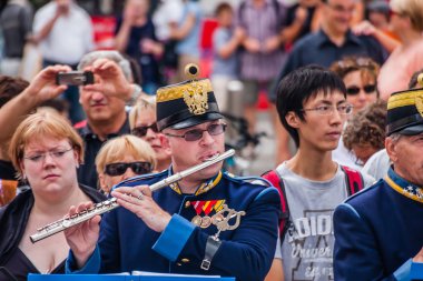 Hofburg Sarayı yakınlarında halka açık bir şekilde çalan orkestrada flüt çalan bir müzisyen. Viyana, Avusturya