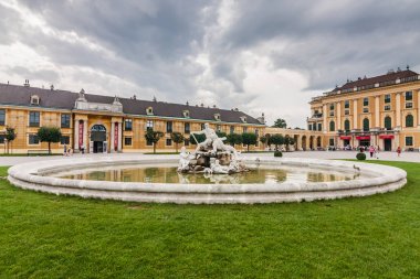 Schoenbrunn Sarayı'nın ön avlusundaki çeşme, Viyana