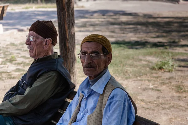 Dos Ancianos Turcos Sentados Banco Del Parque — Foto de Stock