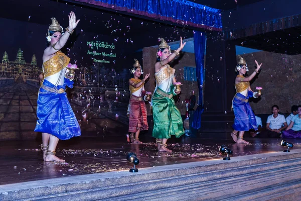 Bailarines Jemeres Tradicionales Actúan Durante Espectáculo Siem Reap Camboya —  Fotos de Stock