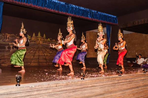 Bailarines Jemeres Tradicionales Actúan Durante Espectáculo Siem Reap Camboya —  Fotos de Stock