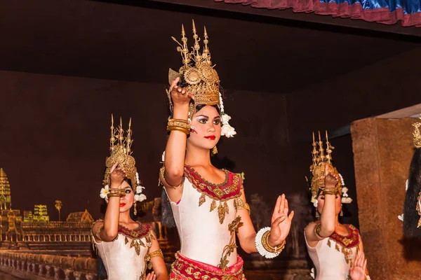 カンボジアのシェムリアップで行われたショーで 伝統的なクメールダンサーがパフォーマンスを披露 — ストック写真