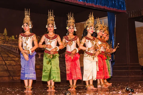 Bailarines Jemeres Tradicionales Actúan Durante Espectáculo Siem Reap Camboya —  Fotos de Stock