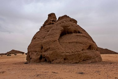 Katedral Taşı, Riyad yakınlarındaki çölde izole bir doğal kumtaşı oluşumu ve popüler turistik