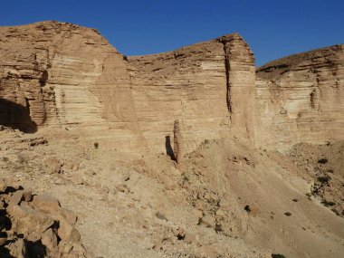 Riyad'ın batısındaki Triyas ve Jura tortul çıkıntılarının kenarındaki kaya yakarları