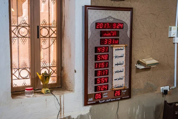 Una Pantalla Electrónica Con Los Tiempos Oración Mezquita Restaurada Ladrillo — Foto de Stock