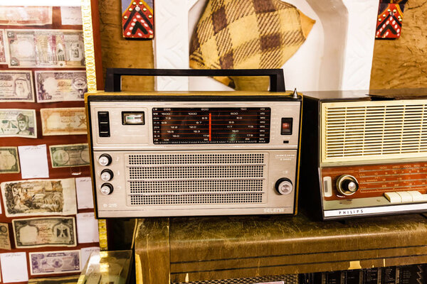 Винтажные радиоприёмники на выставке в Музее "Деревня наследия Ушайкера"
