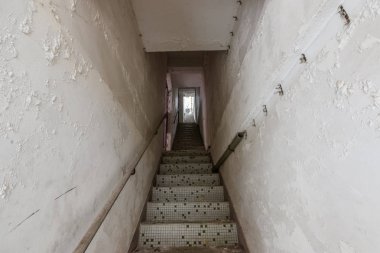 Terk edilmiş evde bir merdiven