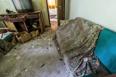 Ma Wan köyünde terk edilmiş evin iç, Hong Kong