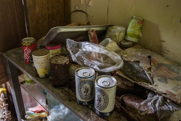 Latas Enferrujadas Armário Vidro Casa Abandonada — Fotografia de Stock