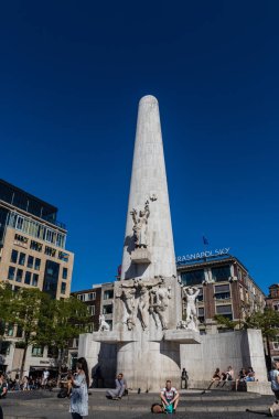 Amsterdam'daki Baraj Meydanı'ndaki Ulusal Anıt