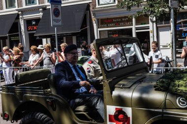 Hollandalı gaziler Lahey'de 2018 Gaziler Günü'nde geçit töreninde