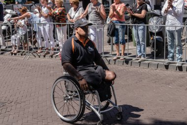 Lahey'de 2018 Gaziler Günü geçit töreninde engelli bir Hollandalı gazi