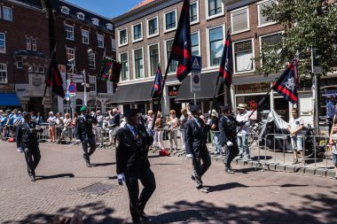 Hollanda gazileri Lahey'de 2018 Gaziler Günü'nde geçit töreninde yürüyor