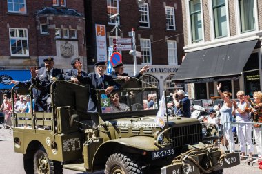 Hollandalı gaziler Lahey'de 2018 Gaziler Günü'nde geçit töreninde