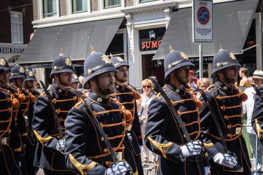Hollanda süvarileri geleneksel üniformalı erkekler Lahey'de 2018 Gaziler Günü'nde geçit töreninde yürüyor