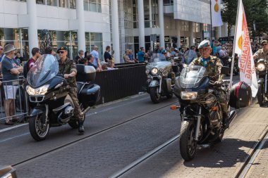 Lahey'deki 2018 Gaziler Günü geçit töreninde Unifil'in Hollandalı gazileri