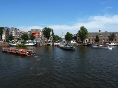Walter Sskindbrug yakınlarındaki Amstel Nehri'ne yelken olan gemi ve yolcu gemileri