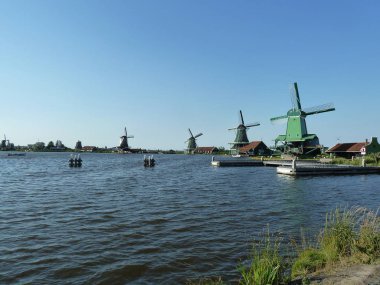 Zaanse Schans ve Zaan Nehri'nin yel değirmenleri