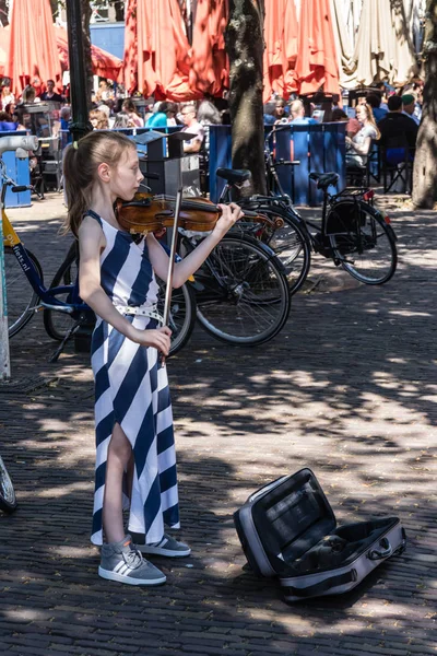 Una Niña Tocando Violín Plein Plaza Ciudad Haya — Foto de Stock