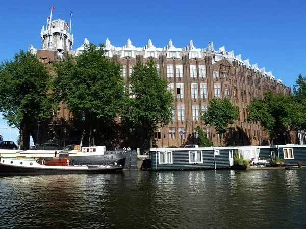 Nakliye Evi (Scheepvaarthuis), Amsterdam limanı yakınlarındaki Waalseiland'ın batı ucundaki bir bina