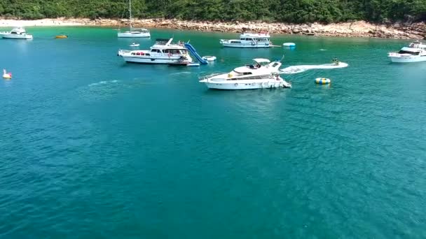 Uma Vista Drone Iates Ancorados Pessoas Nadando Baía Perto Bluff — Vídeo de Stock