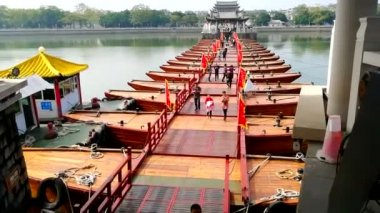 Guangji (Xiangzi) Köprüsü'nün duonton bölümünü geçen insanlar,Chaozhou, Çin