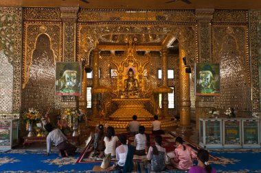 Botahtaung Pagoda'da dua eden insanlar