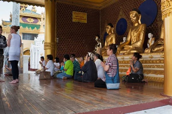 Gente Rezando Pagoda Shwedagon —  Fotos de Stock