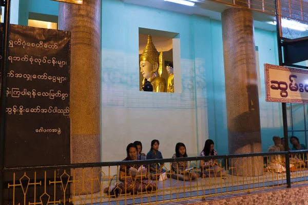 Gente Rezando Pagoda Shwedagon —  Fotos de Stock