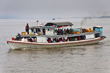 Irrawaddy Nehri üzerinde yelken yüklü bir yolcu feribot