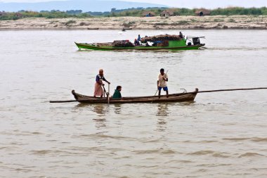 Mandalay yakınlarındaki Irrawaddy Nehri üzerinde yelken kargo ve yolcu tekneleri