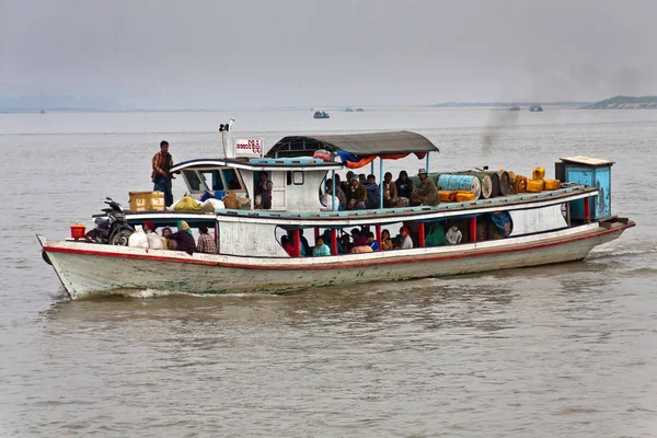 Een Geladen Passagiersveerboot Zeilen Irrawaddy Rivier — Stockfoto
