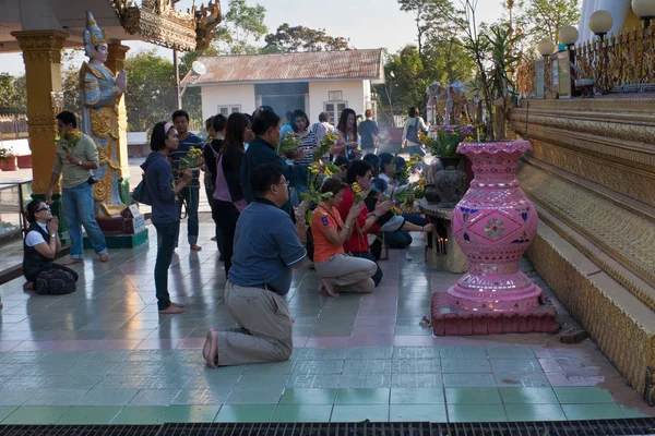 Gente Rezando Pagoda Kyaik Pun Myanmar —  Fotos de Stock