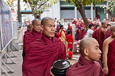 Dünyanın en büyük Budist rahipleri Mahagandayon Manastırı'nda öğle yemeği, Mandalay