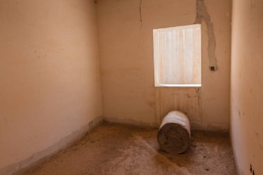 Riyad terk edilmiş lüks villada küçük bir odanın iç