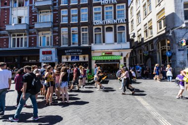 Damrak turistler fast food, Amsterdam çıkarmak için doğrultusunda