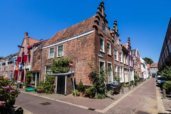 Skrzyżowanie Korte Wijnggaardstraat Przy Ulicy Tradycyjną Holenderską Architekturą Haarlem — Zdjęcie stockowe