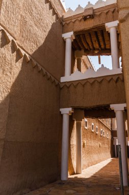 İki binayı birbirine bağlayan geleneksel bir Arap tarzı köprü.