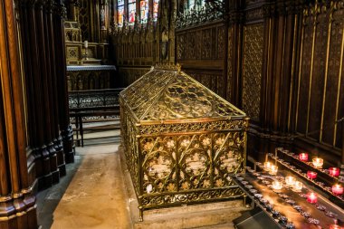 Saint-Etienne-du-Mont Kilisesi, Paris 'te Aziz Genevieve' in mezarı.