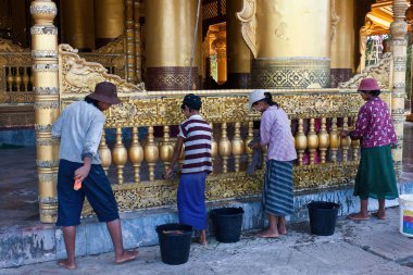 Kanbawzathadi Sarayı 'nın dışını temizleyen işçiler, Bago, Myanmar