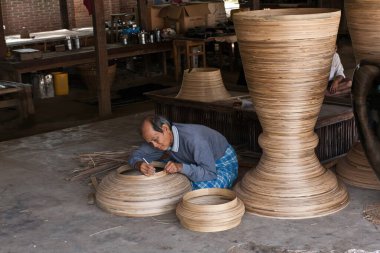 Lacquer-ware ustası vazo yapmak için bambu kullanıyor, Bagan, Myanmar